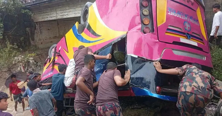 খাদে মিনিবাস